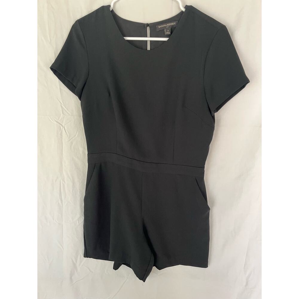 Women's Banana Republic black Fitted Romper Shorts pockets keyholeback sz 4